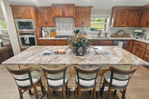 Private kitchen - Refuge Hunting Cabin (Elgin)