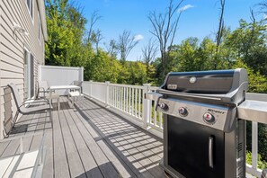 Outdoor dining - Winterfell Retreat - Forest Ridge - Pools - Clubhouse - AC - Seasonal Shuttle (Lincoln)