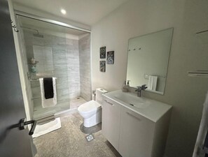 Haartrockner, Handtücher, Seife, Toilettenpapier