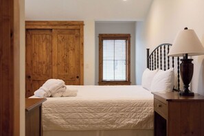 4 bedrooms, desk, iron/ironing board, free WiFi