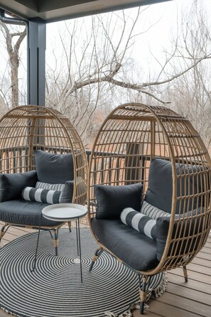 Terrace/patio - The Rip at Selah- Unique Bunkhouse Style Retreat - Close to OU Campus (Norman)
