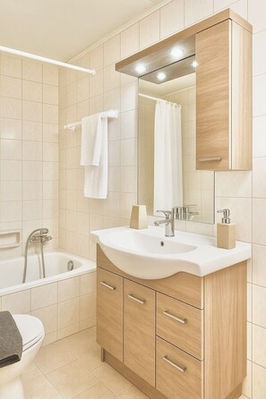 Secador de pelo, toallas, jabón y papel higiénico