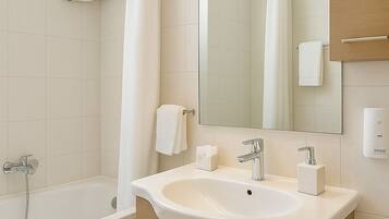 ヘアドライヤー、タオル、石鹸、トイレットペーパー