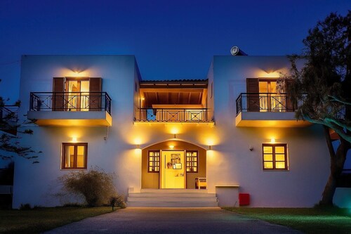 Charming 1 triple-bedroom  in quaint Georgioupoli with AC