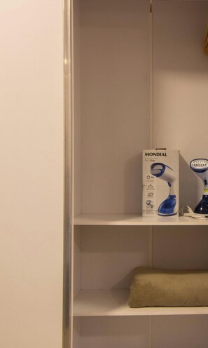 A white shelf with a box labeled 'MONDIAL' and a blue hairdryer on it. - Send Co-Living by RNC (Rio de Janeiro)