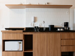 Monolocale | Cucina privata | Frigorifero con congelatore, microonde, piano cottura