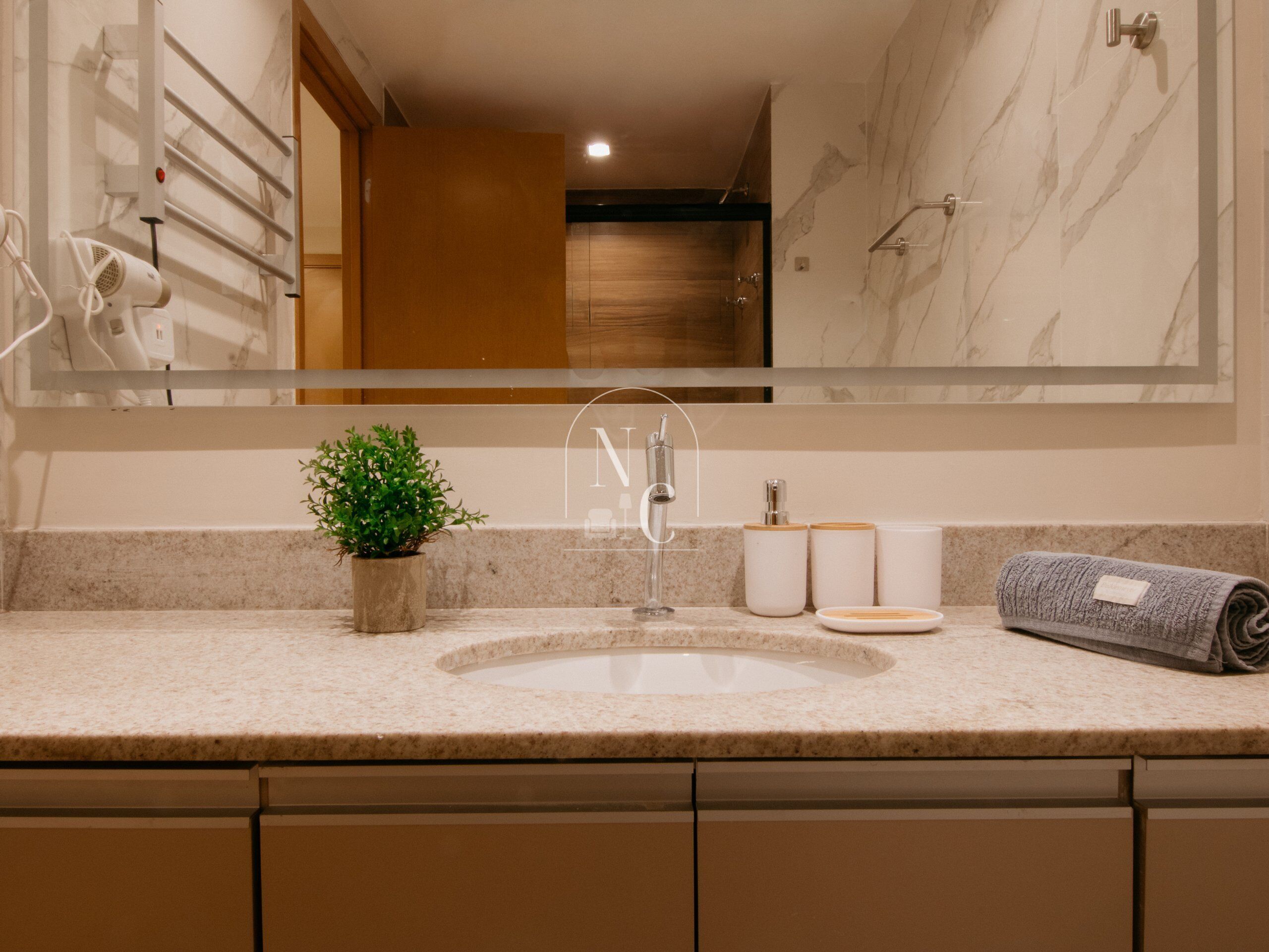 Appartement | Badkamer | Een douche, gratis toiletartikelen, een haardroger, handdoeken