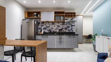 Superior-Studio | Eigene Küche | Großer Kühlschrank, Mikrowelle, Herdplatte