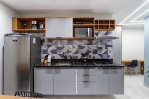 Estudio superior | Cocina privada | Refrigerador con congelador, microondas y parrilla de estufa 
