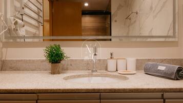 Apartamento standard | Banheiro | Chuveiro, produtos de toalete grátis, secador de cabelo