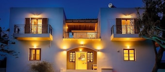 Charming 4-bedroom bed & breakfast in delightful Georgioupoli with AC