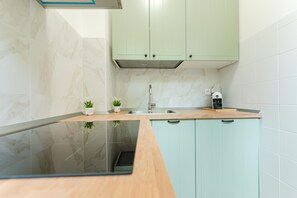 Jääkaappi, uuni, liesi, astianpesukone