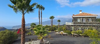 Spacious apartment in a quiet location with fantastic sunsets