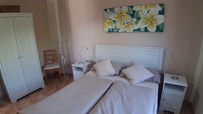 2 chambres, fer et planche à repasser, lit de bébé portatif