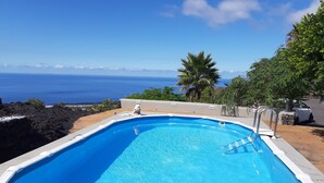 Una piscina con vista al océano.