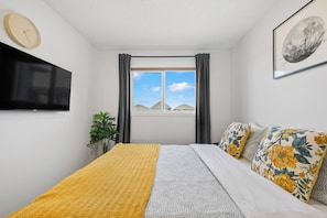 3 bedrooms, iron/ironing board, WiFi, bed sheets