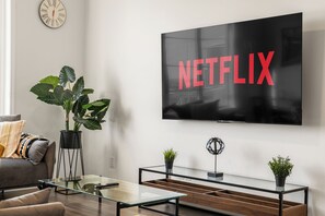 TV - Quiet 3BR + 2.5 Bath Home In Calgary Near Airport (Calgary)