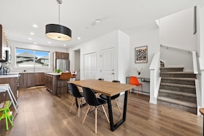 Dining - Spacious 3BR Home | 10 Min To YYC Airport | BBQ | Free Parking (Calgary)