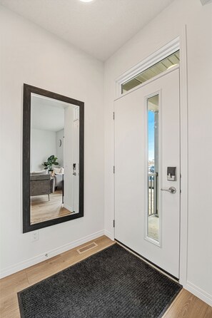 Interior - Quiet 3BR + 2.5 Bath Home In Calgary Near Airport (Calgary)