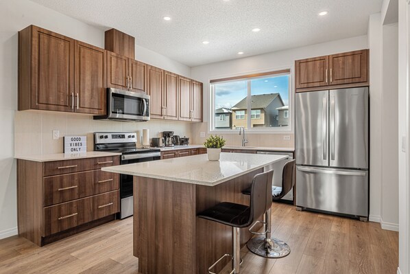 Microwave, oven, stovetop, dishwasher - Quiet 3BR + 2.5 Bath Home In Calgary Near Airport (Calgary)