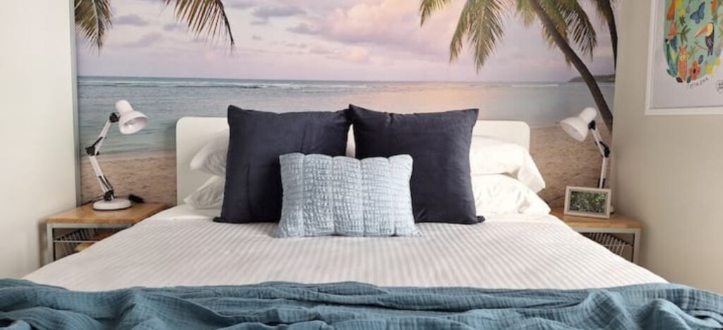 Tabla de planchar con plancha, wifi y ropa de cama 