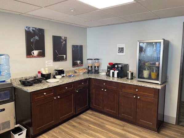 Een koelkast, een microgolfoven