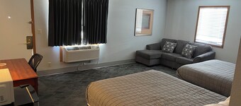 Lincoln Hotel - Double Queen Deluxe