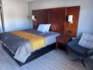 Honeymoon Single Room, 1 King Bed | Bathroom - Airport Motor Inn (Jacksonville)