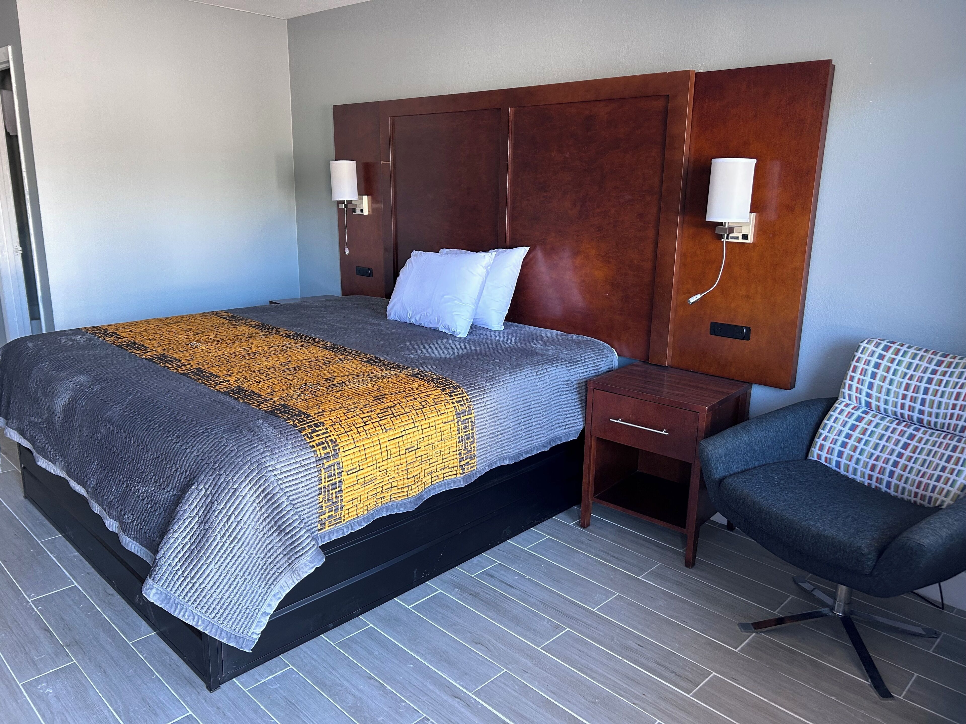 Escritorio, espacio para trabajar con laptop y cortinas blackout 