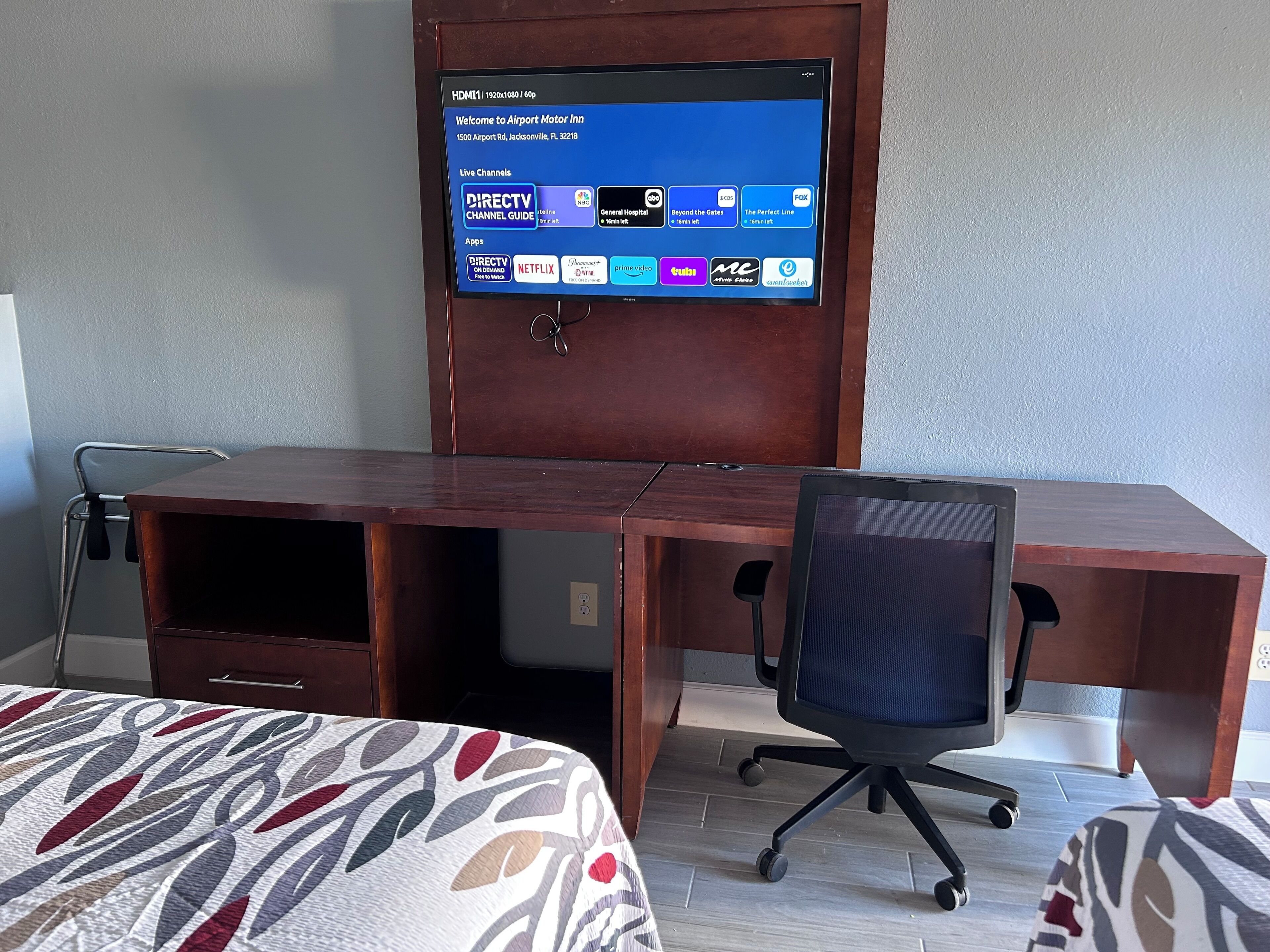 Escritorio, espacio para trabajar con laptop y cortinas blackout 