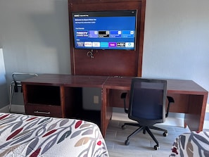 Escritorio, espacio para trabajar con un portátil, cortinas opacas