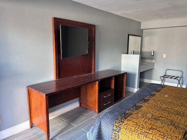 Desk, laptop workspace, blackout drapes, iron/ironing board - Airport Motor Inn (Jacksonville)