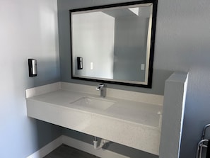 Escritorio, espacio para trabajar con un portátil, cortinas opacas