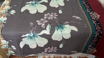 1 habitación, tabla de planchar con plancha y ropa de cama