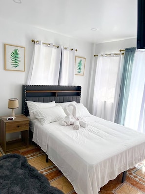 1 habitación, tabla de planchar con plancha y ropa de cama
