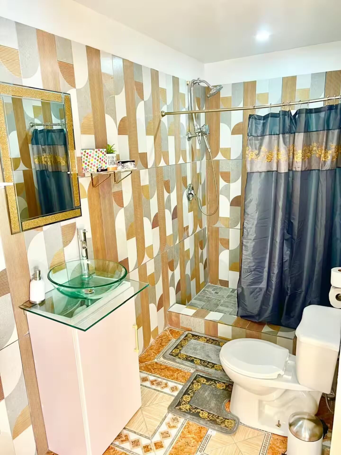 Een douche, handdoeken, zeep, toiletpapier