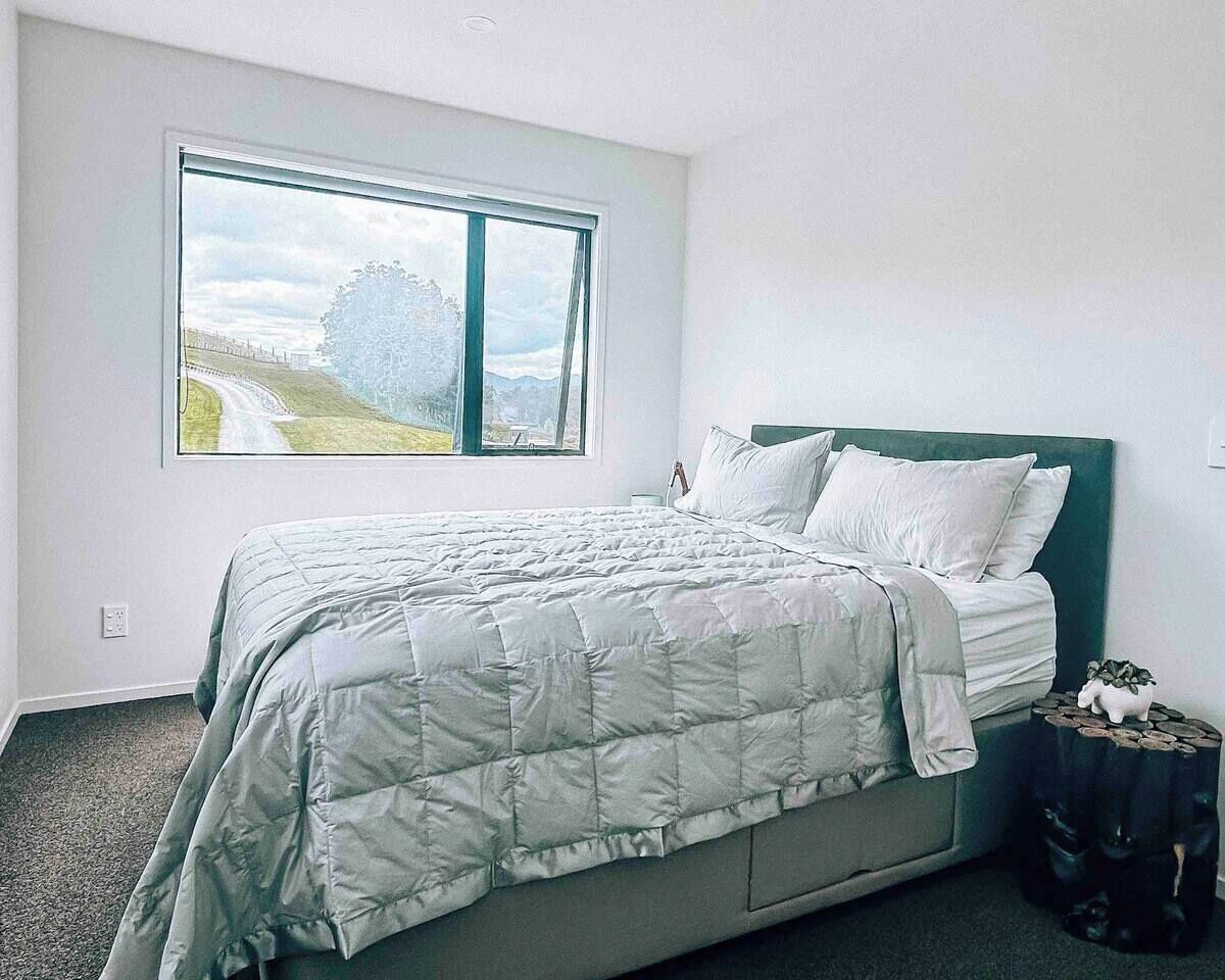 4 bedrooms, iron/ironing board, WiFi (free), bed sheets