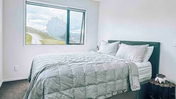 4 bedrooms, iron/ironing board, WiFi (free), bed sheets