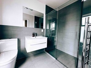 Shower, hair dryer, towels, soap - Omakana House - Sunrise Views, Spa & Scenic Deck (Tāwharanui Peninsula)