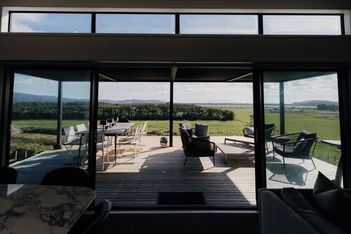 Omakana House - Sunrise Views, Spa & Scenic Deck