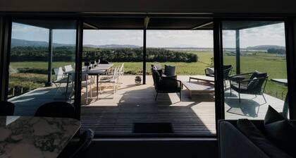 Omakana House - Sunrise Views, Spa & Scenic Deck