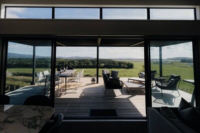 Omakana House - Sunrise Views, Spa & Scenic Deck