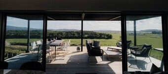 Omakana House - Sunrise Views, Spa & Scenic Deck