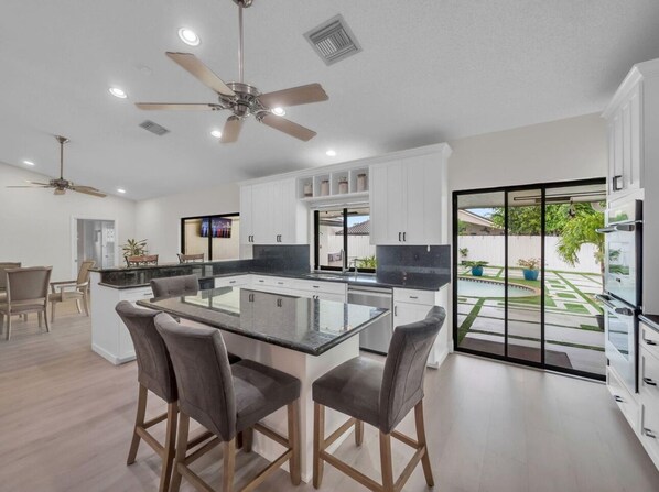 電子レンジ、オーブン、コンロ、食器洗い機