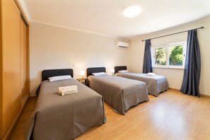 3 bedrooms, iron/ironing board, internet, bed sheets