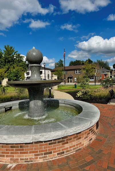 Parkside On Main. 
Downtown Bardstown.
2 KING BEDS. 
WALK TO EVERYTHING!!!