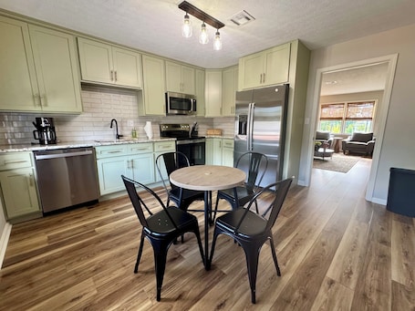 Microwave, oven, stovetop, dishwasher. Downtown Bardstown.
2 BLOCKS FROM KBF!!
2 KING BEDS
WALK TO EVERYTHING!!!