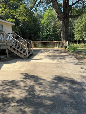 Property grounds - Charming 2-bedroom house 8 miles from Oxford and Ole Miss!! Crib and high chair (Abbeville)