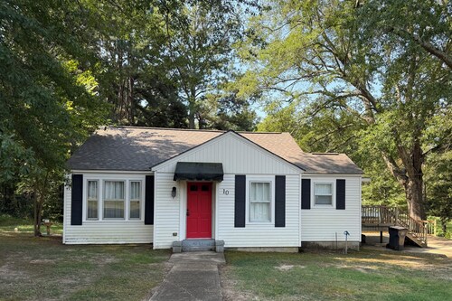 Charming 2-bedroom house 8 miles from Oxford and Ole Miss!! Crib and high chair