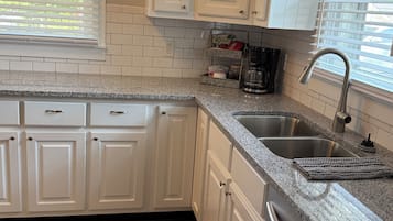 Micro-ondes, four, plaque de cuisson, lave-vaisselle